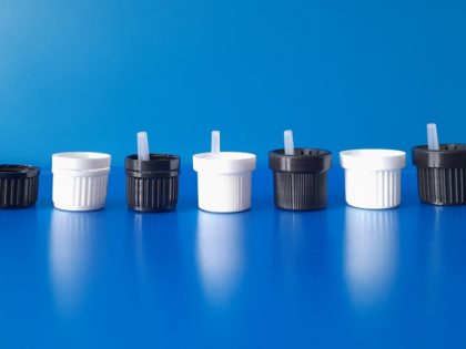 Capsules, bouchons, bague à vis DIN18